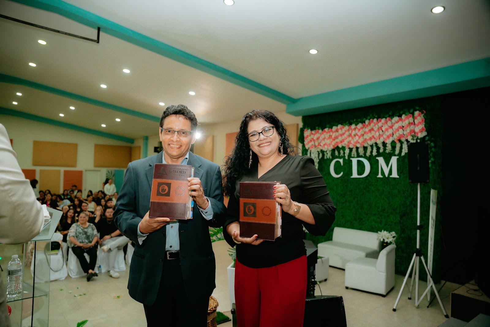 Apóstoles Douglas y Glenda Herrera